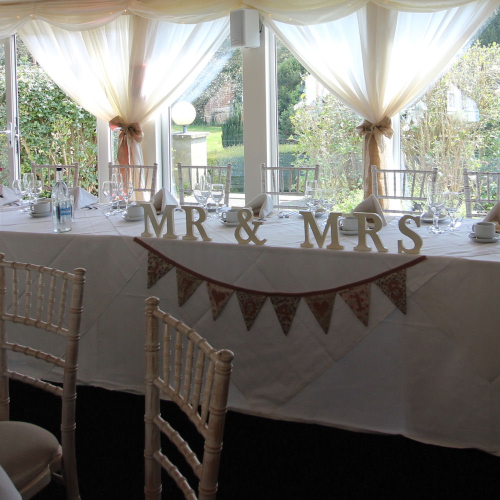 White Mr & Mrs Sign 4