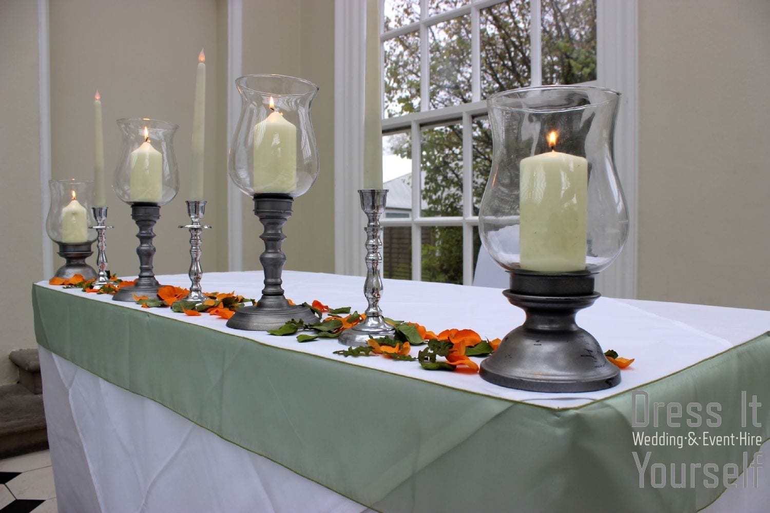 Curvy Hurricane Vase Wind-Light with Pillar Candle