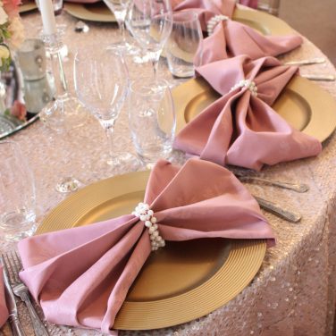 Gold ribbed acrylic charger plate dusky pink napkin