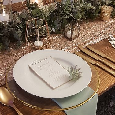 Oak table gold cutlery rimmed charger plate pistacio napkins 2