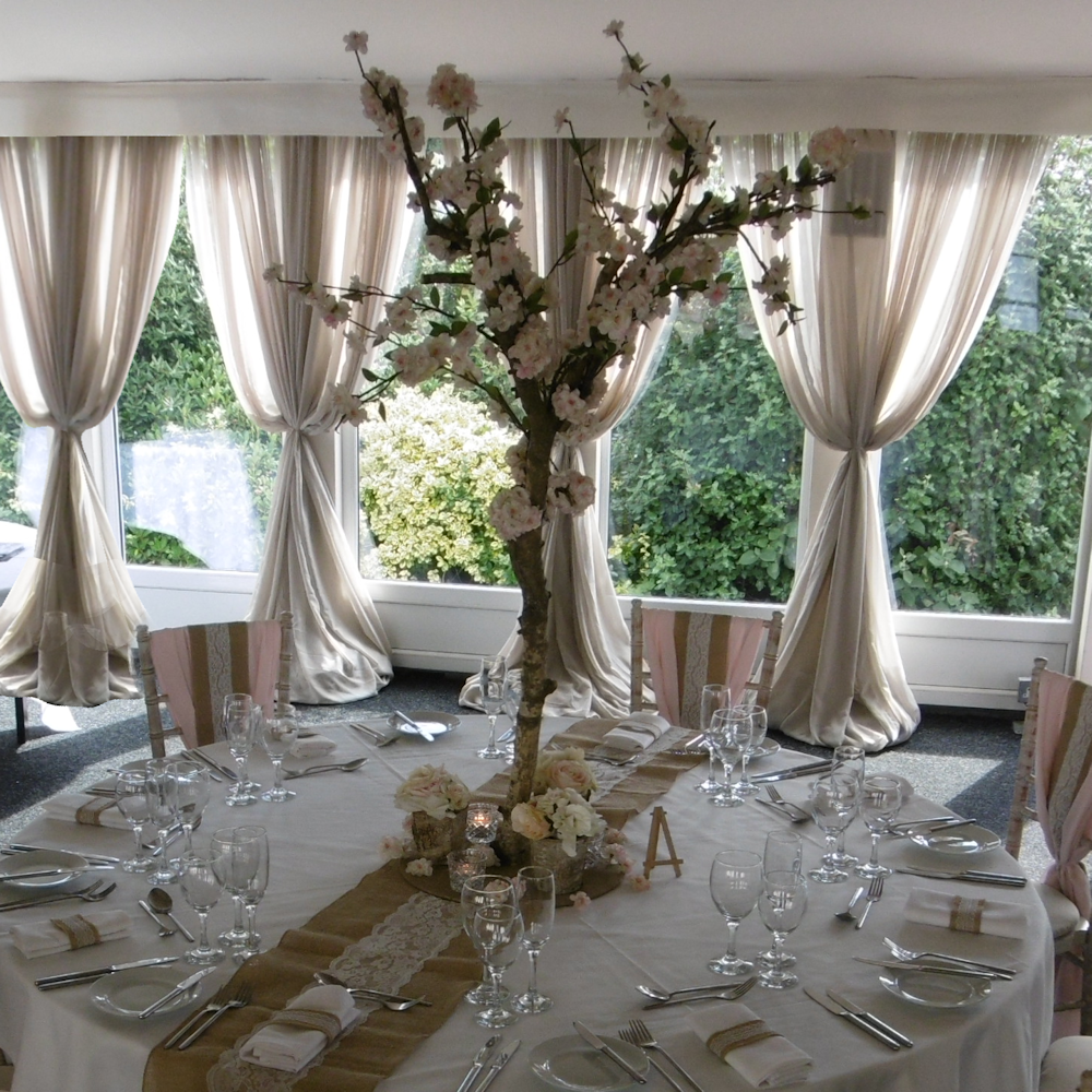 Hessian Runner with Lace in Centre 1