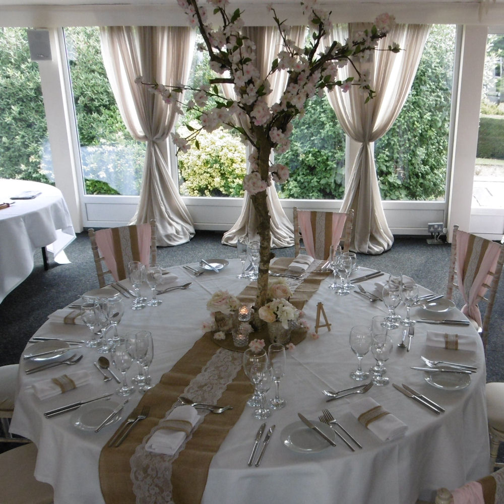 Hessian Runner with Lace in Centre 9