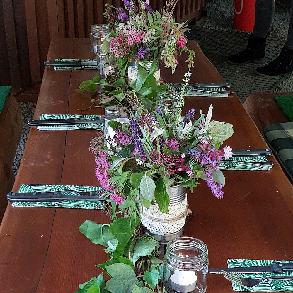 Tins with lace and String wild flowers long table