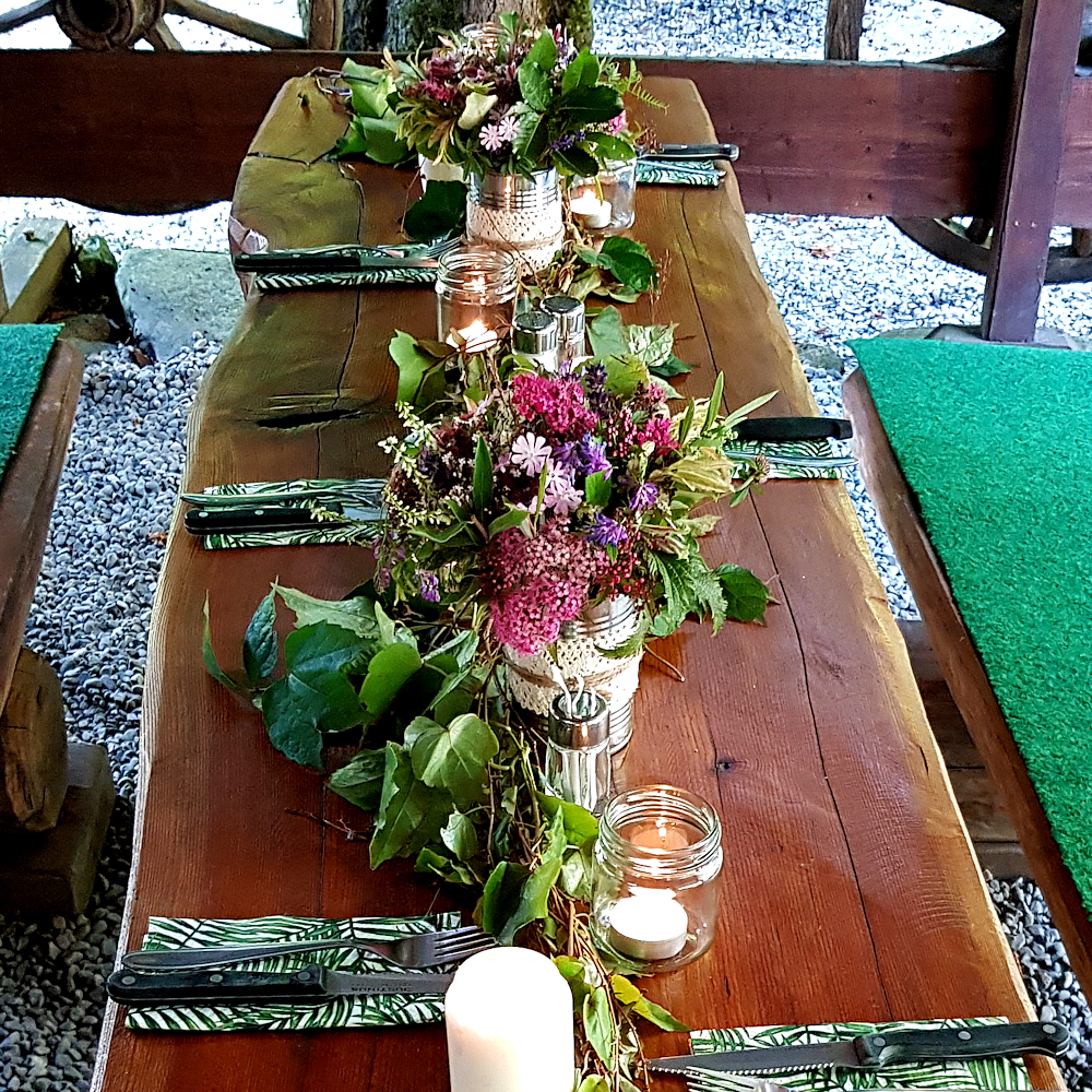 Tins with lace and String wild flowers long table