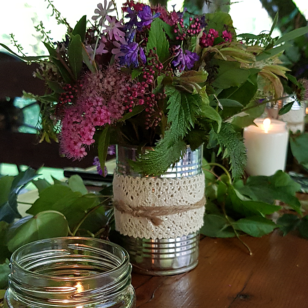 Tins with lace and String wild flowers long table