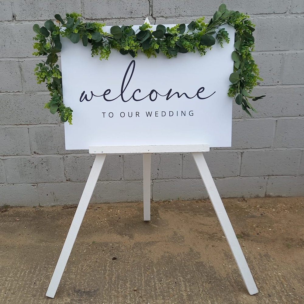 White Welcome Sign with White Easle