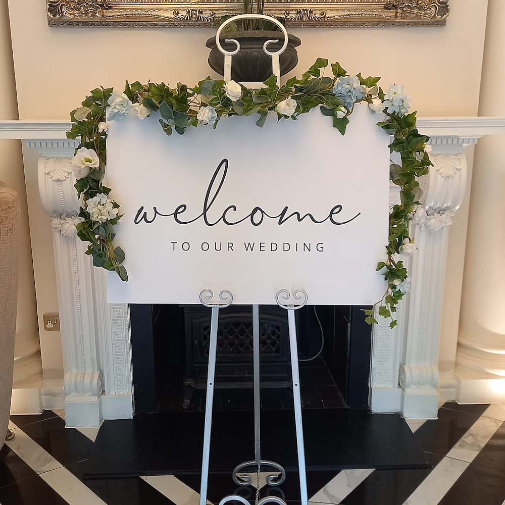 White Welcome Sign with White Easle