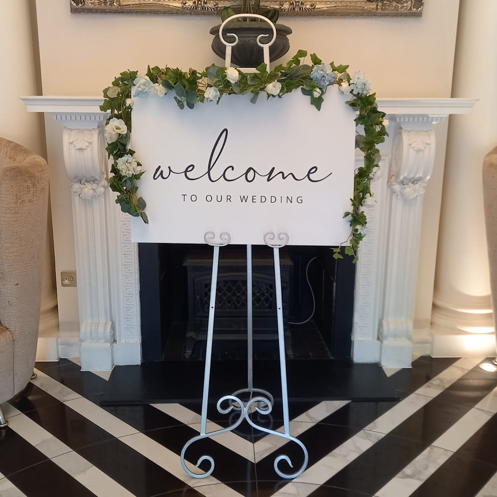 White Welcome Sign with White Easle