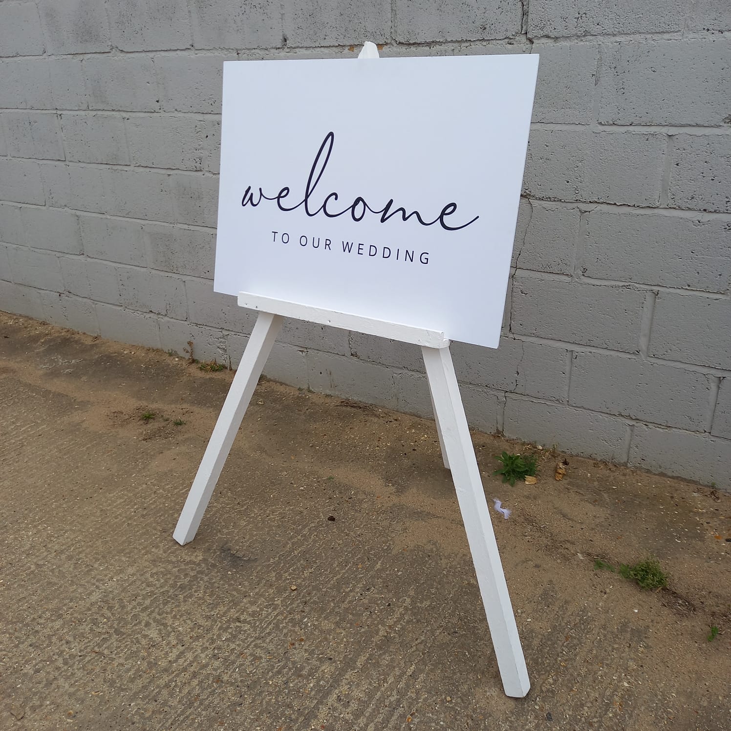 White Welcome Sign with White Easle
